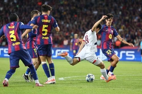 2일, 2025-2026시즌 UEFA 챔피언스리그 리그 페이즈 2라운드, 바르셀로나전 화려한 드리블 돌파 후 슈팅을 시도하는 이강인. AFP연합뉴스