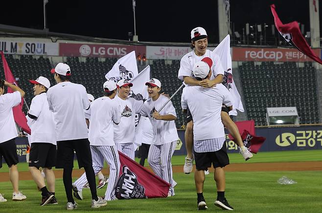 LG 트윈스 선수 및 코칭스태프들이 1일 서울 잠실야구장에서 정규 시즌 우승을 확정한 뒤 기뻐하고 있다. 연합뉴스