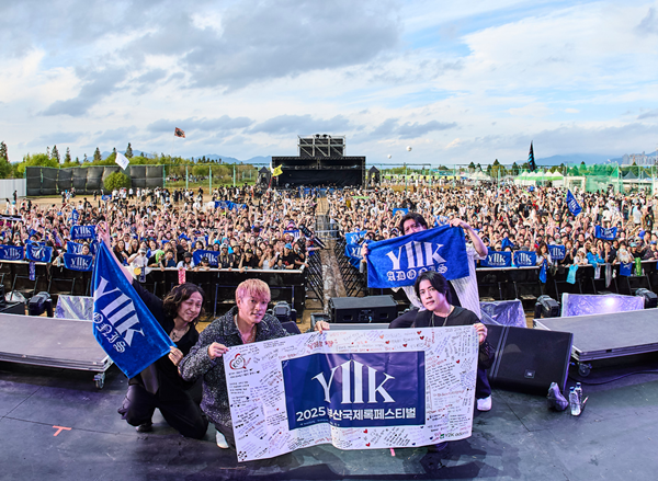 지난달 열린 ‘2025 부산국제록페스티벌’ 무대에서 23년 만에 재결합한 밴드 Y2K. 사진 락킨코리아