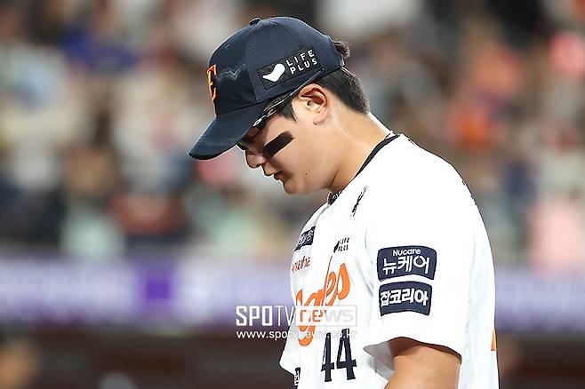 ▲ 1일 인천 SSG전에서 치명적인 블론세이브를 저지르며 고개를 숙인 김서현 ⓒ곽혜미 기자