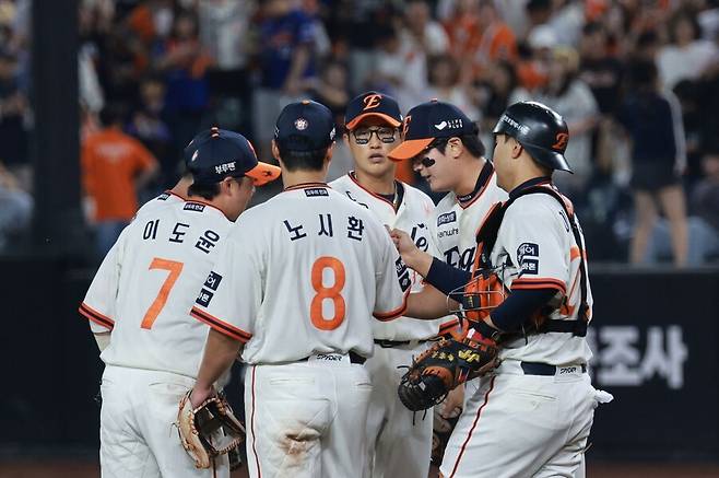 ▲ 너무나도 비극적인 1위 실패에도 불구하고 한화의 2025년은 하위권을 벗어나 비상을 알린 시즌으로 기억될 전망이다 ⓒ연합뉴스