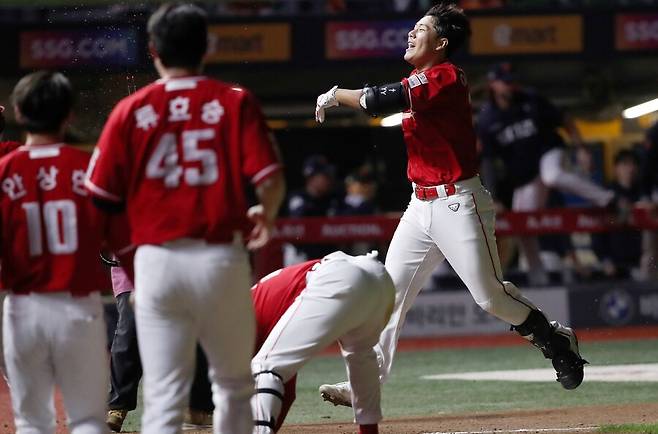▲ 극적인 개인 첫 끝내기 홈런을 친 뒤 환호하는 이율예 ⓒSSG랜더스