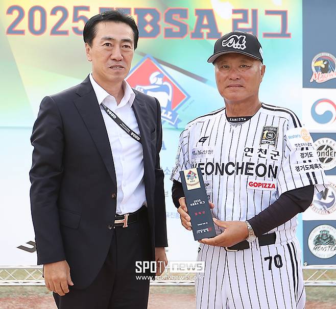 ▲ 경기도소프트볼협회 마용철 부회장 연천 미라클 김인식 감독 ⓒ곽혜미 기자