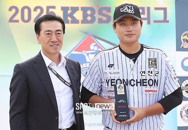 ▲ 경기도소프트볼협회 마용철 부회장 연천 미라클 진현우 ⓒ곽혜미 기자