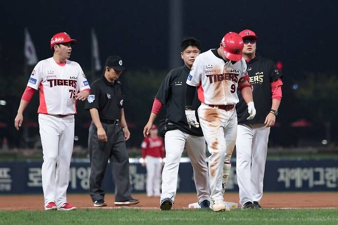 ▲ 2일 광주 SSG전에서 3루 헤드퍼스트 슬라이딩 중 부상으로 교체된 윤도현 ⓒKIA타이거즈