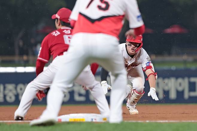 ▲ 넘치는 에너지와 안전한 플레이 사이의 접점을 찾아야 하는 윤도현 ⓒKIA타이거즈