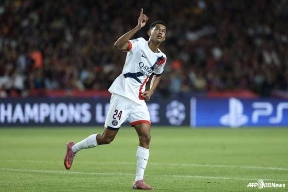 세니 마율루가 2일 오전 4시(한국시간) 스페인 바르셀로나의 에스타디오 올림피크 루이스 콤파냐스에서 열린 2025~2026시즌 유럽축구연맹(UEFA) 챔피언스리그(UCL) 리그 페이즈 2라운드 FC바르셀로나를 상대로 동점골을 넣고 세리머니하고 있다. /AFPBBNews=뉴스1