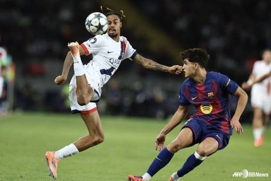 브래들리 바르콜라(왼쪽)가 2일 오전 4시(한국시간) 스페인 바르셀로나의 에스타디오 올림피크 루이스 콤파냐스에서 열린 2025~2026시즌 유럽축구연맹(UEFA) 챔피언스리그(UCL) 리그 페이즈 2라운드에서 오른발 트래핑하고 있다. /AFPBBNews=뉴스1