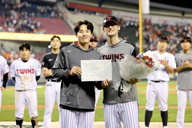 LG 코엔 윈(오른쪽)이 5월 28일 잠실 한화전을 마치고 고별식에서 임찬규와 기념사진을 찍고 있다. /사진=LG 트윈스