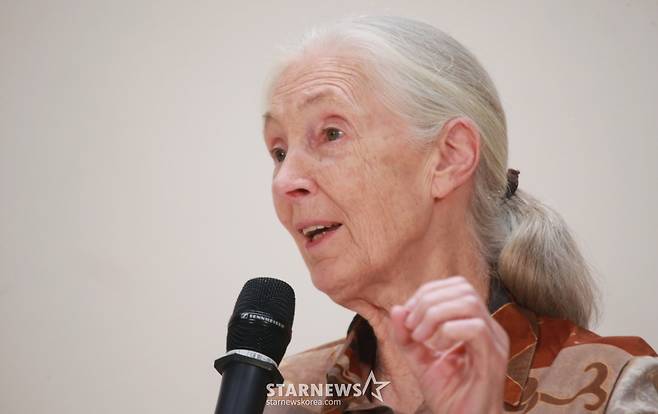 환경생태학의 석학인 '침팬지 할머니' 제인 구달 박사가 10일 오후 서울 여의도 국회 의원회관 대회의실에서 아시아기자협회 주최로 열린 '에코 토크'에서 그녀의 제자인 에코휴머니스트 최재천 이화여대 석좌교수와 대화를 하고 있다. /사진=이동훈 기자 /사진=이동훈 기자 photoguy@