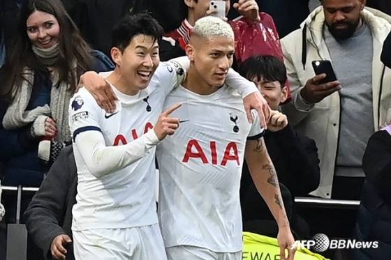 토트넘 홋스퍼 시절 손흥민(왼쪽)과 히샬리송. /AFPBBNews=뉴스1