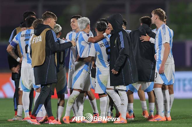 2025 국제축구연맹(FIFA) 20세 이하(U-20) 월드컵 16강 진출을 조기에 확정한 아르헨티나 U-20 대표팀 선수들. /AFPBBNews=뉴스1