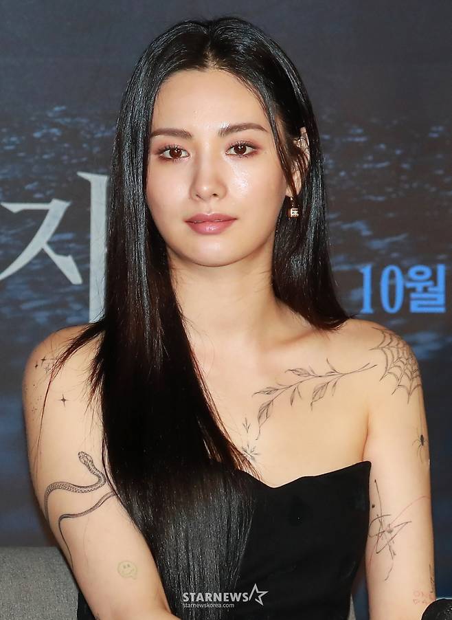 배우 나나가 20일 오전 서울 광진구 롯데시네마 건대입구점에서 진행된 영화 '자백'(감독 윤종석) 제작발표회에 참석해 질문을 받고 있다.  밀실 살인 사건의 용의자로 지목된 유망한 사업가 유민호(소지섭)와 그의 무죄를 입증하려는 승률 100% 변호사 양신애(김윤진)가 숨겨진 사건의 조각을 맞춰나가며 벌어지는 이야기를 그린 영화 '자백'은 10월 26일 개봉예정이다. /2022.09.20