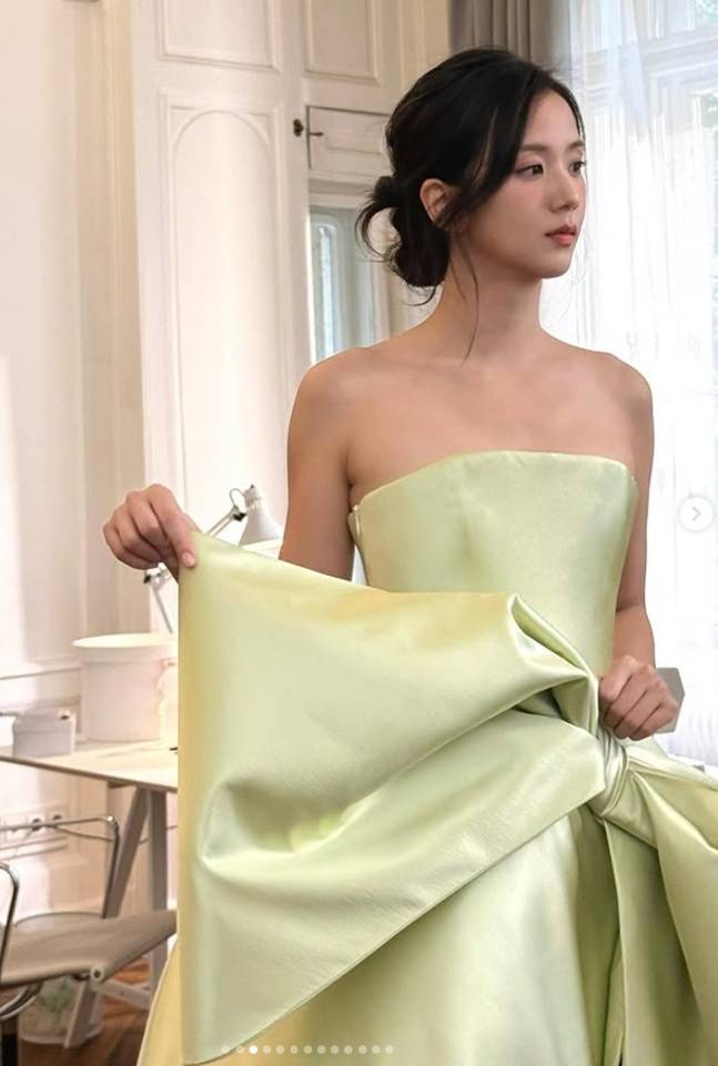 디올 드레스 피팅장면 /사진 지수 인스타그램