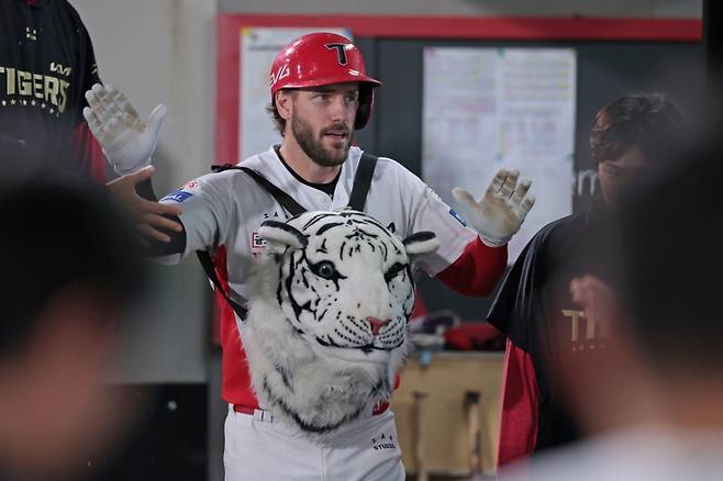 KIA 타이거즈 위즈덤이 2일 광주 SSG 랜더스전에서 2회 솔로포를 친 뒤 동료들과 기쁨을 함께 나누고 있다. /사진=KIA 타이거즈 제공