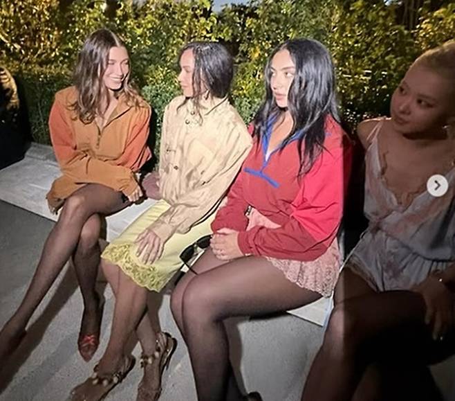 가수 찰리 XCX가 올린 사진에서 로제가 음영 처리돼 있다. 사진ㅣ찰리XCX SNS