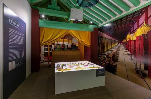 향대청 내 종묘 신실 재현 공간  국가유산청은 지난해 5월 망묘루 인근 향대청 전시관을 개편해 종묘의 의미와 신주가 만들어지는 과정 등을 설명 중이다. 상설 운영되는 공간에서는 실제처럼 구현한 태조 신실 공간도 볼 수 있다. [국가유산청 궁능유적본부 제공. 재판매 및 DB 금지]