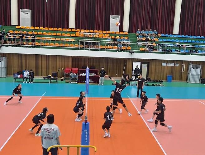 스파이크하는 용지훈(오른쪽 중앙 15번) [배수민 코치 제공. 재판매 및 DB 금지]