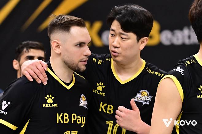 KB손보 비예나(왼쪽)와 나경복 [한국배구연맹 제공. 재판매 및 DB 금지]