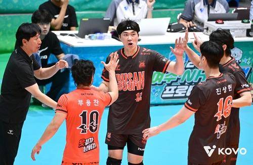 OK저축은행의 전광인(중앙) [한국배구연맹 제공. 재판매 및 DB 금지]