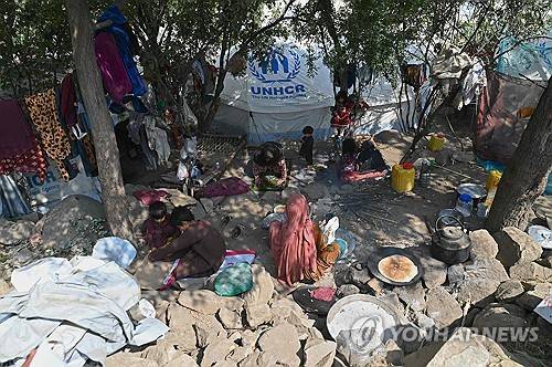 임시 천막 앞에서 빵 굽는 아프간 여성 [AFP 연합뉴스. 재판매 및 DB 금지]