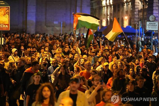 1일밤 로마에서 벌어진 이스라엘 규탄 시위 [AP 연합뉴스. 재판매 및 DB 금지]