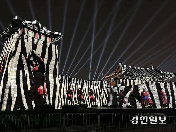 오는 12일까지 펼쳐지는 화성행궁 미디어아트. 2025.10.2 /신지영 기자 sjy@kyeongin.com