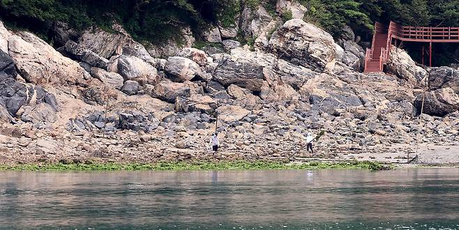 ▲ 인천 옹진군 자월면 대이작도 작은풀안 해변에 설치된 데크를 따라 걸으면 국내 최고령 암석을 만날 수 있다. 이 암석은 약 25억1000만 년 전에 형성된 것으로 알려졌다. /인천일보