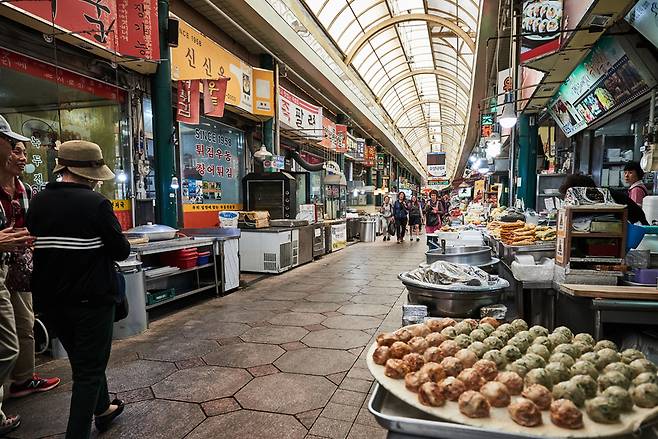 ▲ 중구에 위치한 신포국제시장. /사진제공=인천관광공사