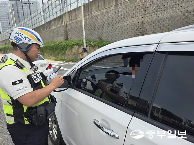 2일 오후 성남시 분당구 경부고속도로에서 경기남부경찰청 고속도로순찰대 대원이 버스 전용차로 위반을 한 카니발 차량을 단속하고 있다. 최진규기자