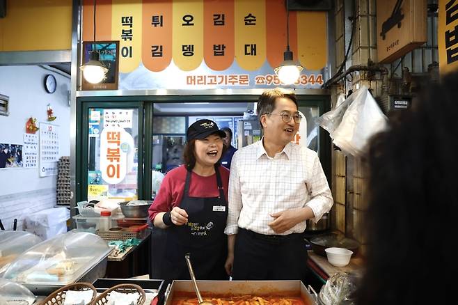 김동연 경기도지사가 추석연휴 첫날인 3일 파주 문산자유시장을 찾아 상인들과 함께 이야기를 나누고 있다. 사진=경기도청