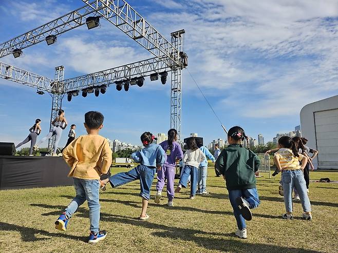 지난해 10월 진행된 제12회 연수 능허대 문화축제 사진 공모전에서 우수상을 차지한 김은정 씨의 '우리도 건강할래요'.