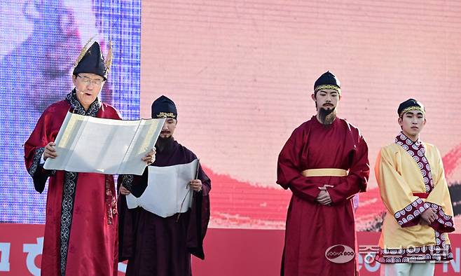 지난해 10월 5일 송도달빛축제공원에서 열린 제12회 연수 능허대 문화축제에서 이재호 연수구청장이 축제 현장에 입성한 '백제 사신'들에게 교지 반포를 하고 있다. 정선식 기자