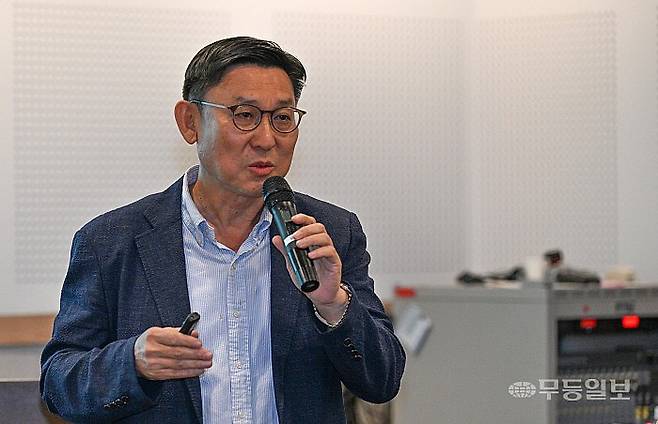 무등 CEO 아카데미가 1일 광주 서구 치평동 홀리데이인 광주호텔 컨벤션홀에서 열렸다. 이동고 대표(이모작생활연구소)가 "콕콕 짚어주는 실생활 재무설계"로 주제강연을 펼치고 있다. 양광삼기자 ygs02@mdilbo.com