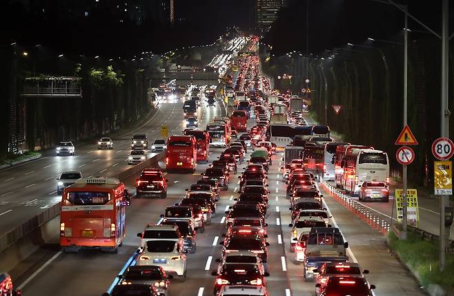 추석 귀성 행렬이 시작된 2일 오후 경부고속도로 잠원IC 하행선에 고향으로 향하는 차량들이 꼬리에 꼬리를 물며 서행하고 있다. 사진=뉴시스