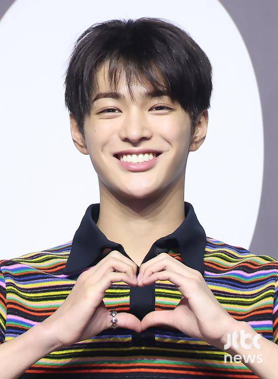 그룹 코르티스가 18일 오후 서울 블루스퀘어 SOL트래블홀에서 열린 데뷔 앨범 '컬러 아웃사이드 더 라인(COLOR OUTSIDE THE LINES)' 쇼케이스 무대에 올라 포토타임을 갖고 있다. 박세완 엔터뉴스팀 기자 park.sewan@jtbc.co.kr