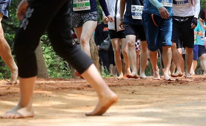 한 지방자치단체에서 조성한 황토 산책질에서 시민들이 걷고 있다. 사진=연합뉴스