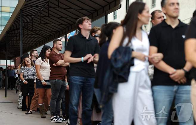 ABC 심야 토크쇼 '지미 키멀 라이브' 편성이 복구된 첫날인 9월 23일(현지시간) 미국 로스앤젤레스 할리우드에서 팬들이 녹화를 보기 위해 줄을 서 있다. 2025.09.23. ⓒ AFP=뉴스1 ⓒ News1 윤다정 기자