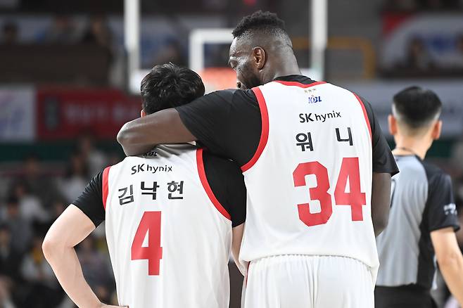 서울 SK의 자밀 워니(오른쪽)와 김낙현. (KBL 제공)