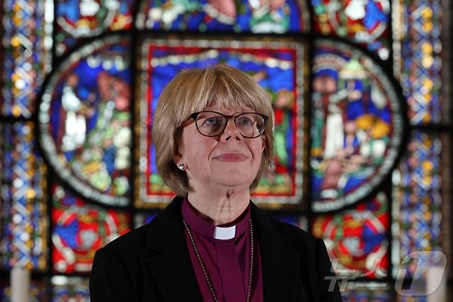 캔터베리 대주교로 지명된 사라 멀랠리 런던 주교가 3일(현지시간) 영국 캔터베리 대성당 안에서 포즈를 취하고 있다. 2025.10.03. ⓒ 로이터=뉴스1 ⓒ News1 윤다정 기자