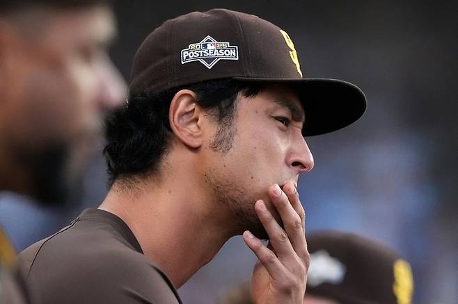 샌디에이고 다리빗슈가 3일(한국 시간) 미국 일리노이주 시카고 리글리 필드에서 열린 2025 메이저리그(ML) NL 와일드카드 시리즈 시카고 컵스전을 더그아웃에서 굳은 표정으로 지켜보고 있다. 사진 | 시카고=AP 연합뉴스