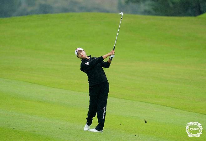 문정민이 3일 열린 KLPGA 투어 동부건설·한국토지신탁 챔피언십 3라운드 1번 홀에서 어프로치를 하고 있다. 사진 | KLPGA
