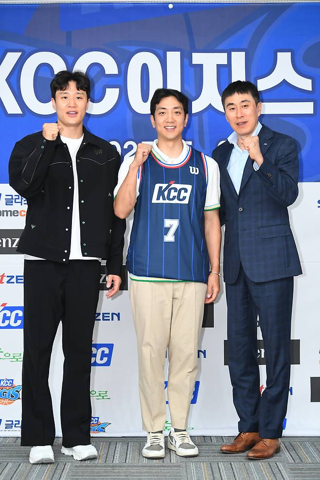 허훈(가운데) 입단 기자회견. 사진제공=KBL