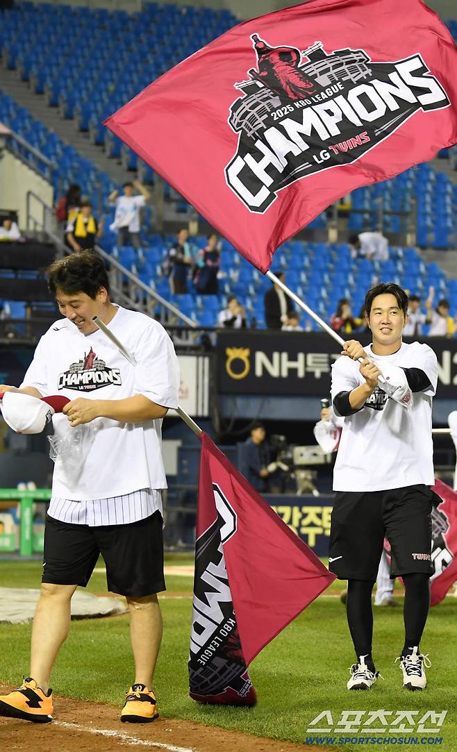 잠실구장에서 정규시즌 우승을 확정 지은 LG 트윈스 김현수, 유영찬이 동료들과 함께 기쁨을 나누고 있군요. 다른 곳 5군데를 찾아보세요. 박재만 기자 pjm@sportschosun.com