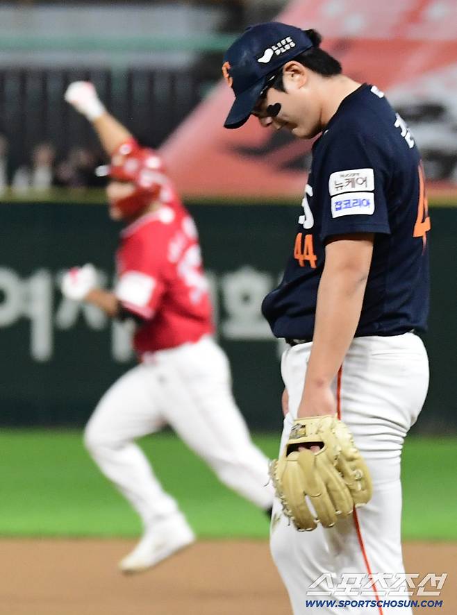 1일 인천 SSG랜더스필드에서 열린 KBO리그 SSG와 한화의 경기. 9회말 SSG 이율예가 끝내기 투런홈런을 날렸다. 고개를 떨구고 있는 한화 마무리 김서현. 인천=송정헌 기자songs@sportschosun.com/2025.10.01/