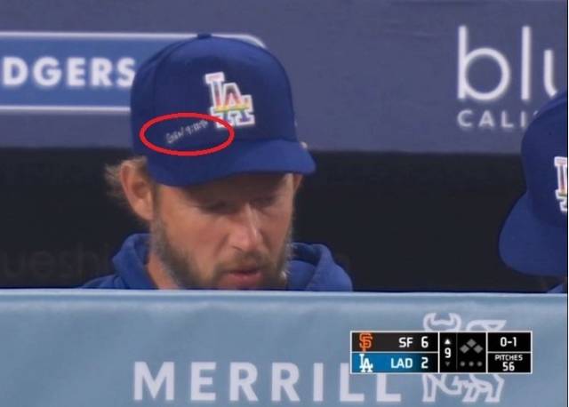 성소수자를 상징하는 무지개빛 다저스 로고가 새겨진 모자를 쓰고 있는 커쇼. 커쇼는 여기에 성경 창세기의 한 구절을 넣어 무지개의 본래 의미를 강조했다. / TV 화면 캡처