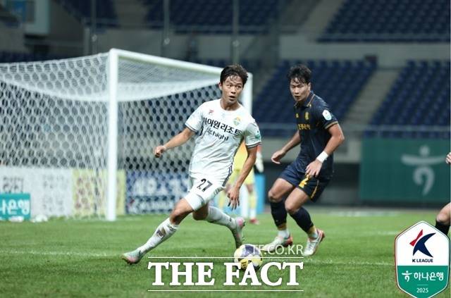 승점은 42점으로 같고 다득점에서 순위가 갈린 6위 광주와 7위 강원은 남은 2경기에서 파이널A 마지노선인 6위를 확보하기 위한 피말리는 경쟁을 펼칠 것으로 전망된다./K리그