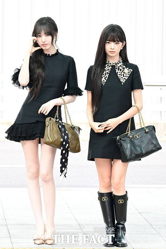 그룹 아이브의 리즈(왼쪽)와 레이가 3일 오전 해외 일정 참석을 위해 인천국제공항 출국장으로 향하며 취재진과 팬들에게 포즈를 취하고 있다. /인천국제공항=남윤호 기자