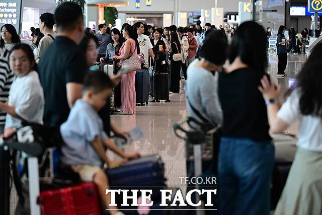 추석 황금연휴가 시작된 3일 오전 인천국제공항 제2여객터미널이 이용객들로 붐비고 있다. /인천국제공항=남윤호 기자