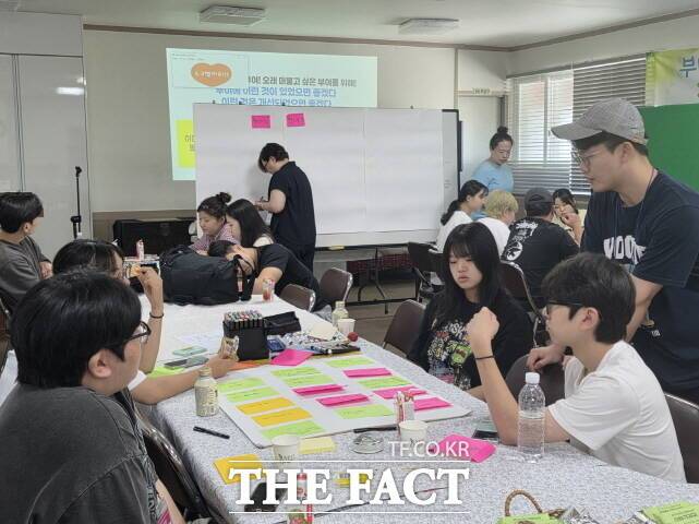 부여군지역공동체활성화재단이 농림축산식품부가 주최한 '2025 대한민국 농업박람회'에 참가해 다양한 프로그램을 선보이고 있다. /부여군